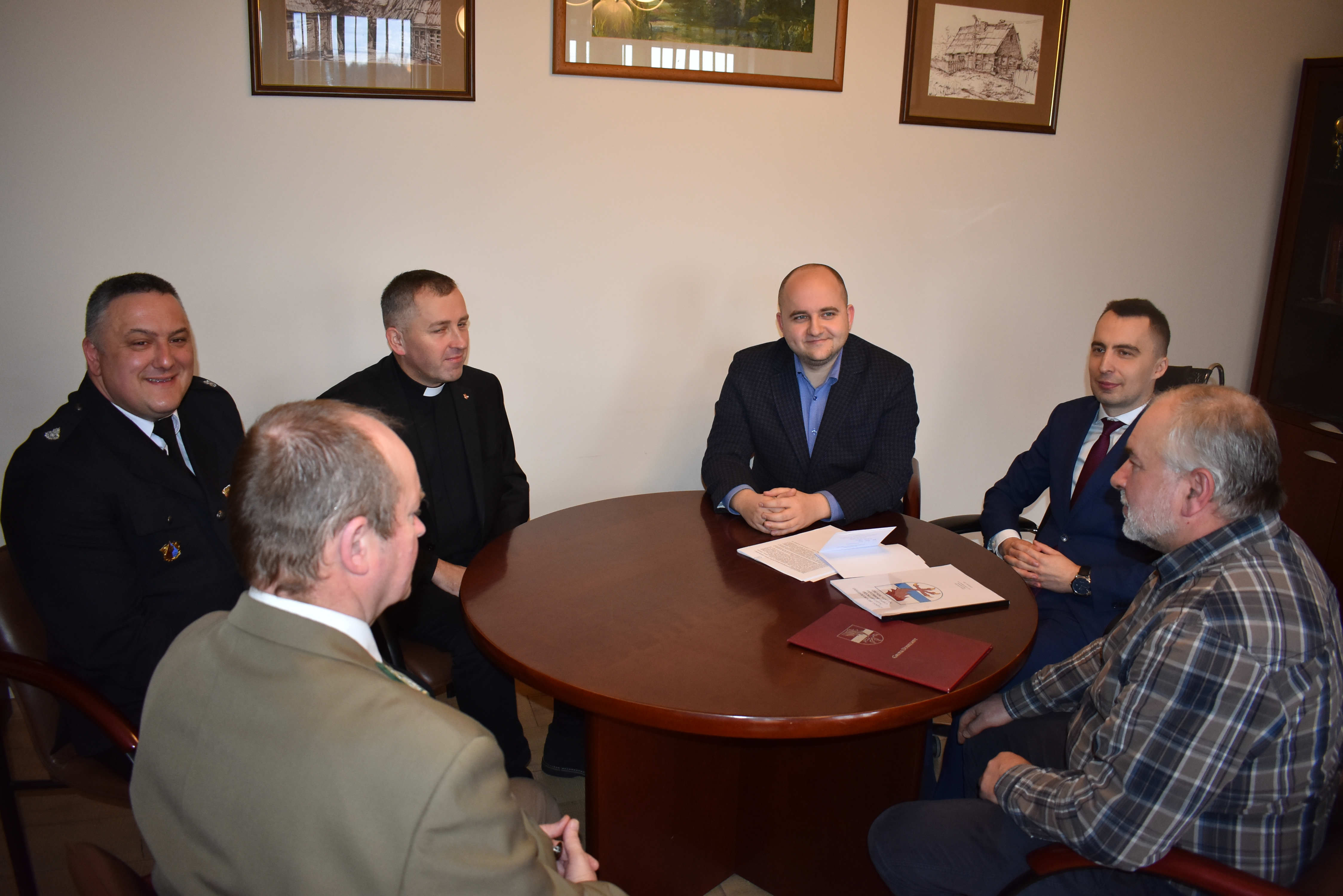 spotkanie Burmistrza z&nbsp;Przewodniczącym Solidarnej Polski na&nbsp;Zachodniopomorskie, Proboszczem Parafii w&nbsp;Dobrzanach, Naczelnikiem OSP w&nbsp;Dobrzanach, Nadleśniczym Nadleśnictwa w&nbsp;Dobrzanach