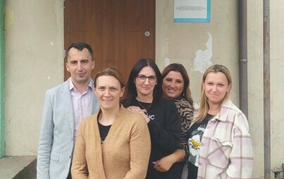 na zdjęciu pięć osób jden mężczyzna i cztery kobiety
