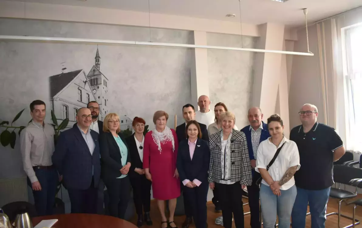 Elegancko ubrani dorośli ludzie pozują do zdjęcia