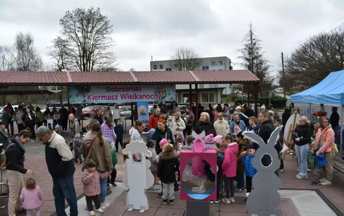 Tłum ludzi na targowisku miejskim w Dobrzanach podczas Dobrzańskiego Kiermaszu Wielkanocnego