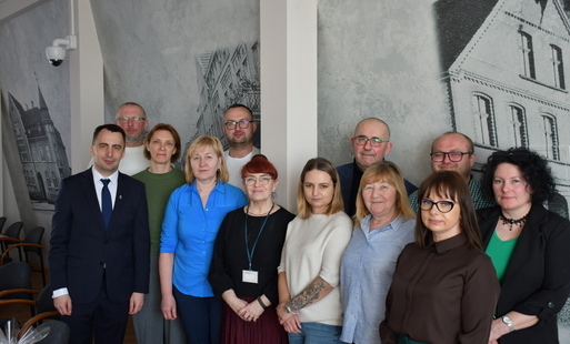 Grupa ludzi pozuje do zdjęcia