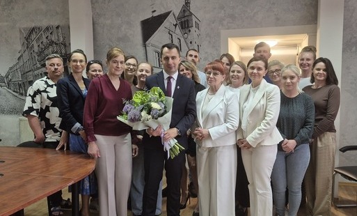 Pracownicy Urzędu Miejskiego w Dobrzanach pozują do wspólnego zdjęcia