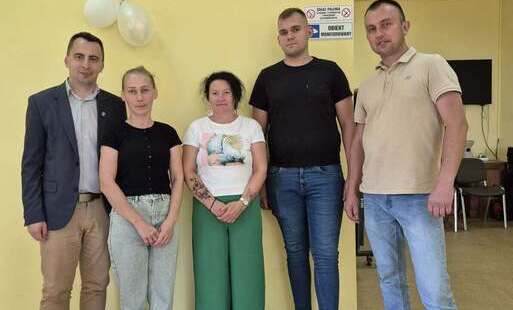 pięć osob pozującyvh do zdjęcia