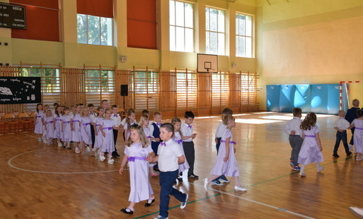 dzieci tańczą poloneza