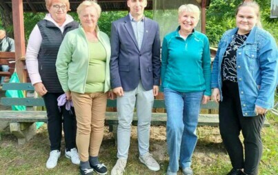 na zdjęciu pięć osób, cztery kobiety pośrodku mężczyzna
